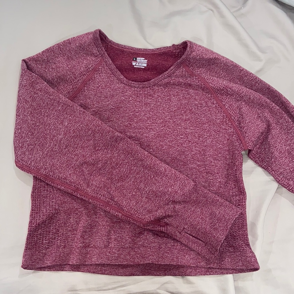 Cropped workout top/ has thumb holes/ very breathable